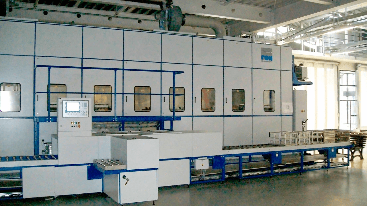Multi-bath cleaning plant of the company Karl Roll GmbH
