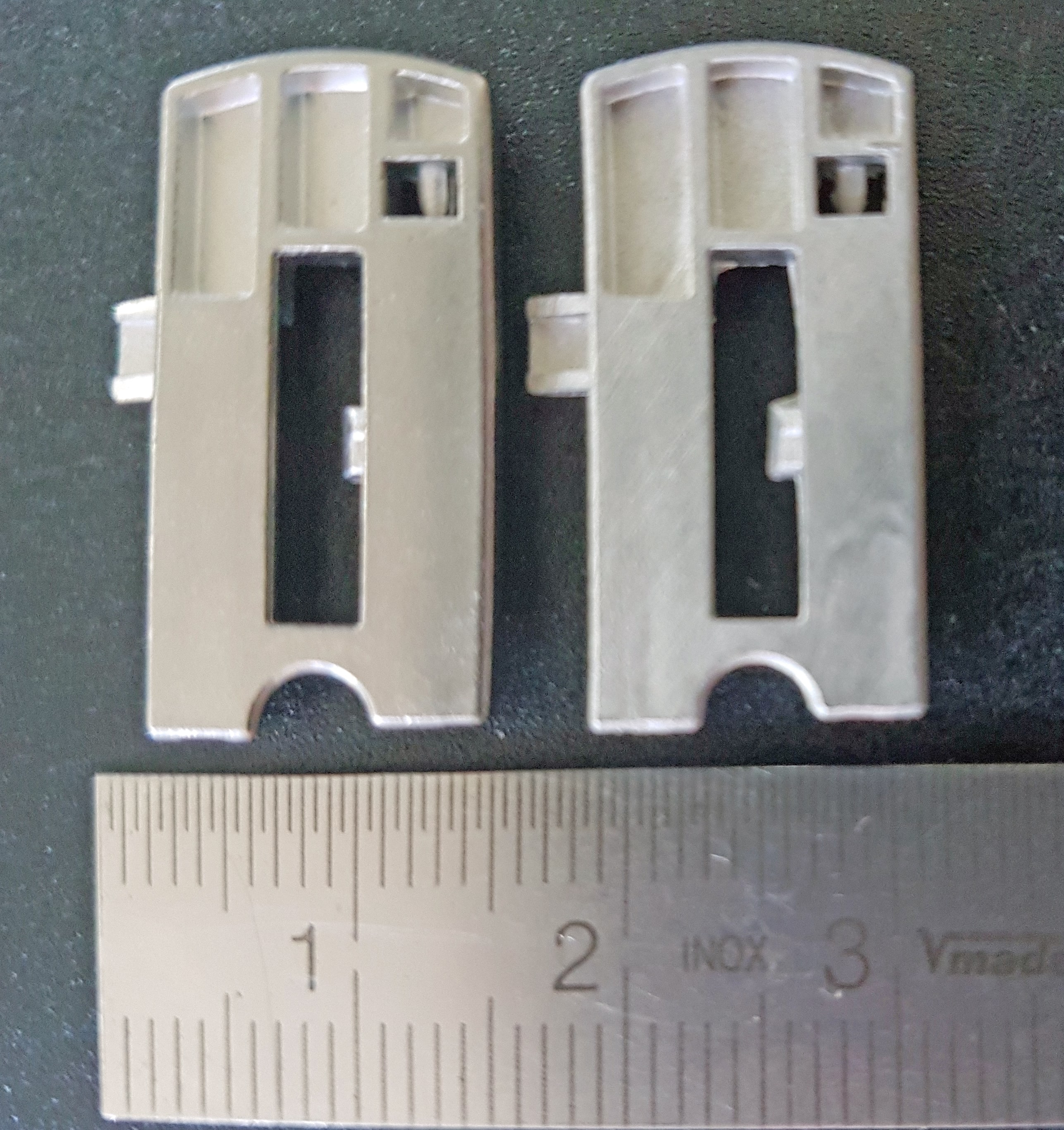 Vergleich MIM-Bauteil aus der Serienproduktion (links) und im Injex Prototypenverfahren (rechts)