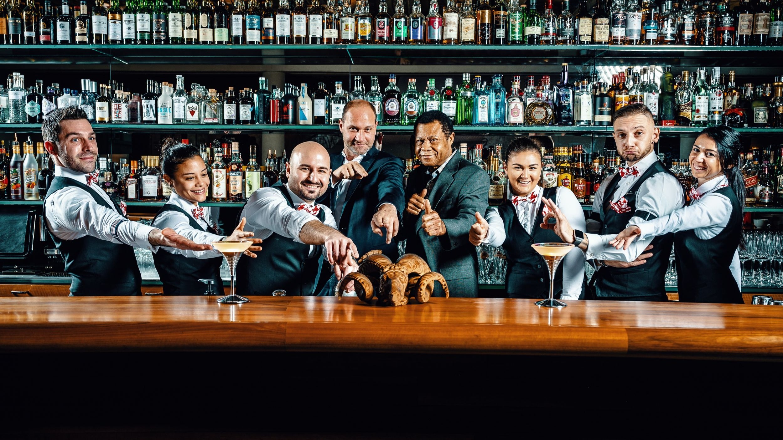 Das Team der Widder Bar mit der gelaserten Cocktailkarte (Fotokredit: Widder Bar)