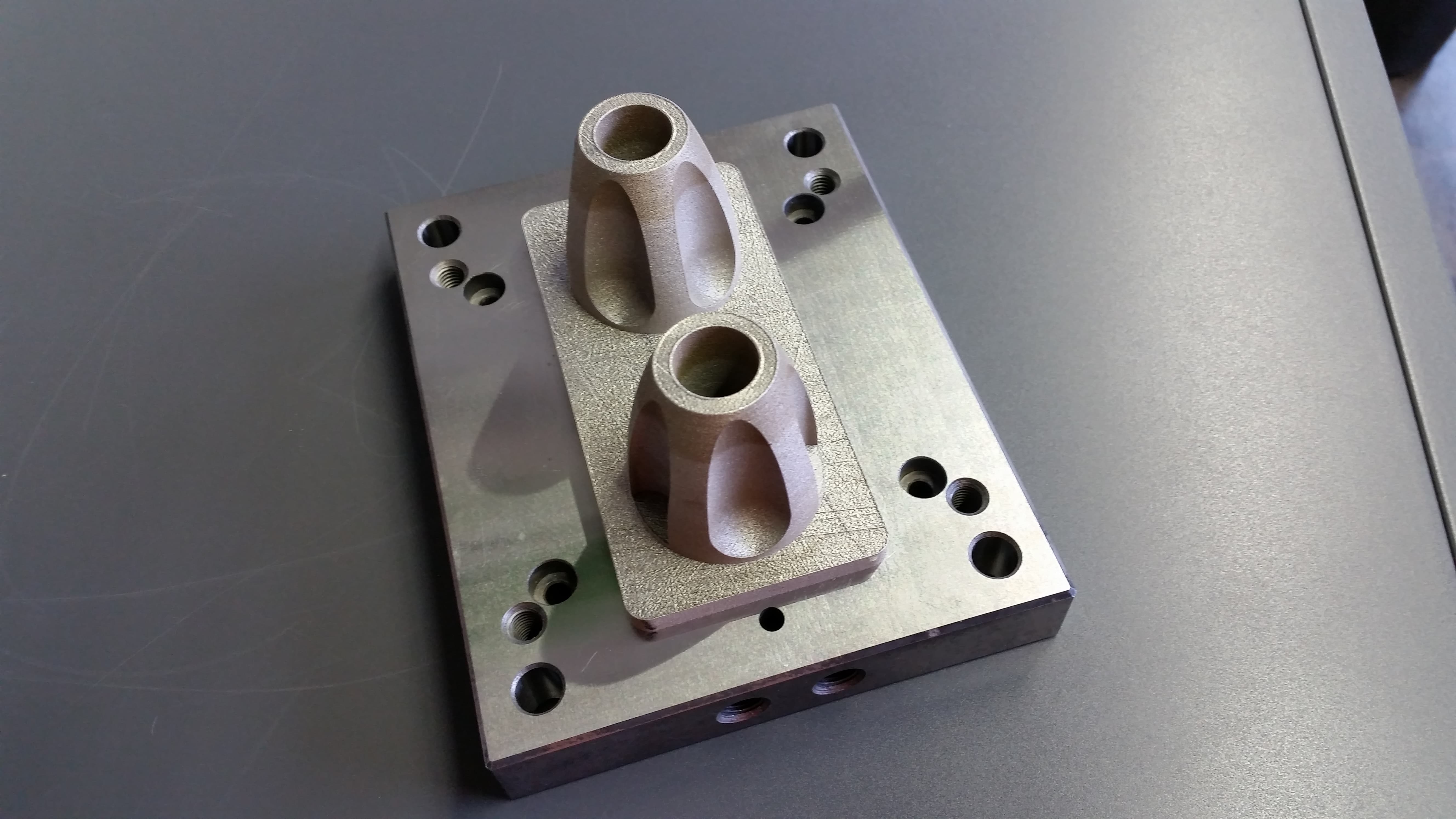 Hybrid injection mold by additive manufacturing